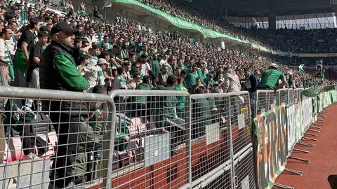 Bursasporlu Taraftarlar Arasında Kavga Çıktı