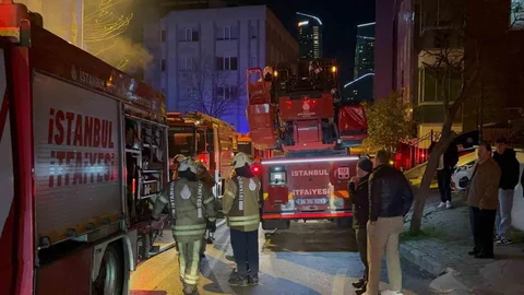 Kağıthane'de 5 Katlı İş Hanında Yangın Çıktı