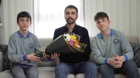 Bayburtlu Komiser Temel'e Öğrencilerden Sürpriz Ziyaret