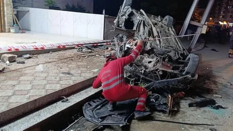 Dörtyol'da Aydınlatma Direğine Çarpan Araç