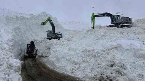 Şırnak'ta Çığ Düşen Yolda Çalışmalar Sürüyor