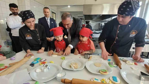 Antalya'da Miniklerin Renkli Kurabiyeleri