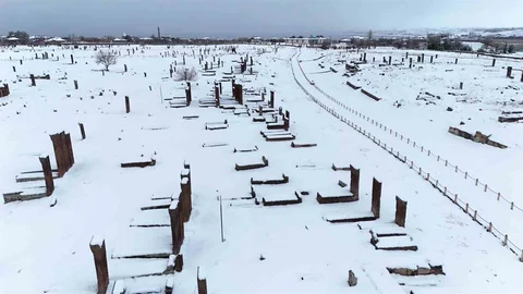 Ahlat’ta Karla Kaplı Tarihi Güzellikler