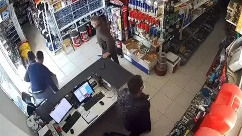 Antalya'da Deprem Anı Kameralara Yansıdı