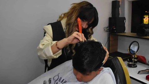 Afyonkarahisar'da Kadın Berber Hizmeti