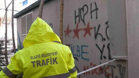 Elazığ'da Duvar Yazıları Temizleniyor