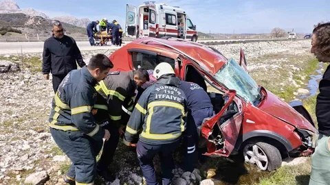 Burdur'da Kontrolden Çıkan Araç Şarampole Savruldu