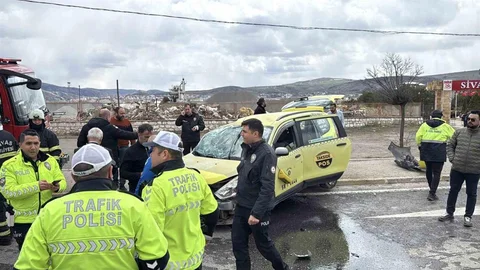 Sivasspor Altyapı Takımını Taşıyan Taksi Kazaya Karıştı