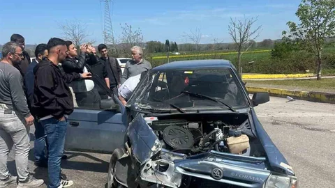 Kocaeli'de Otomobil ve Otobüs Çarpışması