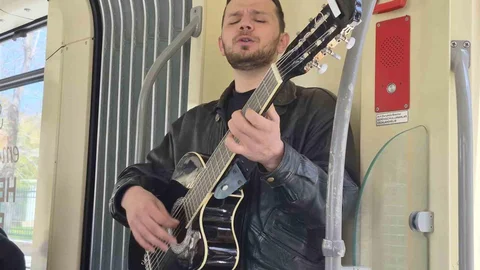 Genç Müzisyen Eskişehir Tramvayında Konser Verdi
