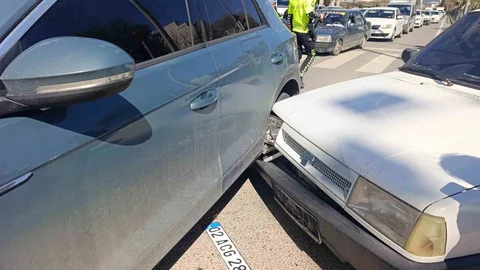 İki Araçla Çarpışan Motosiklet Sürücüsü Yaralandı