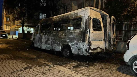 Avcılar'da Park Halindeki Araç Yandı