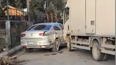 Mersin Halinde Trafik Kazası: Kamyonet İle Otomobil Çarpıştı