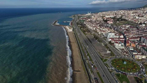 Trabzon'da Sahil Çamurla Kaplandı