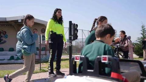 Düzce'de Öğrenciler Trafik Kurallarını Öğreniyor