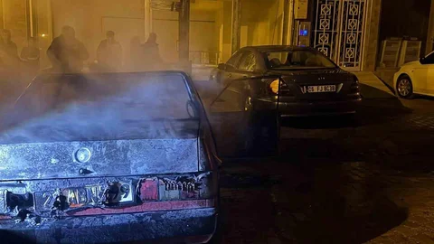 Elazığ'da TOFAŞ Araç Yandı