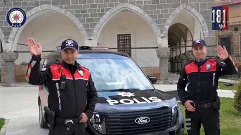 Niğde'de Öğrencilerden Polis Kutlaması