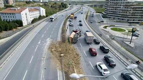 Başakşehir'de Hafriyat Kamyonu Devrildi