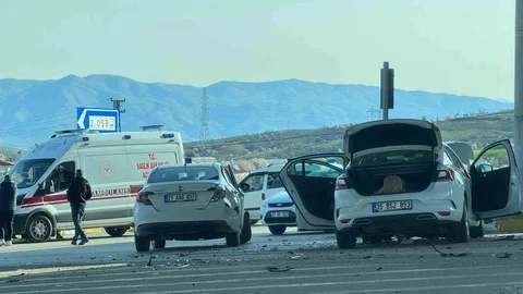 Elazığ'da Trafik Kazası: 6 Yaralı