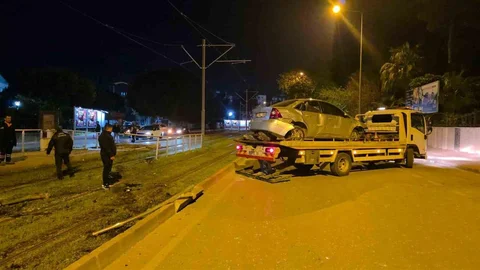 Antalya'da Alkollü Sürücü Tramvay Durağına Daldı