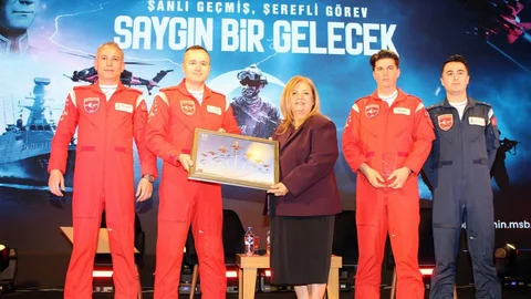 Türk Yıldızları Antalya'da Öğrencilerle Buluştu