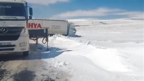 Kars'ta Tır Kazası Sonucu Yol Kapandı