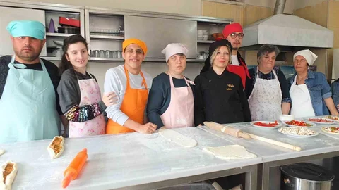 Balıkesir'de Gençler Pide ve Pizza Yaptı