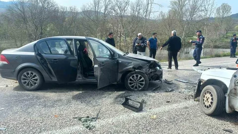 Balıkesir'de Çift Taraflı Kaza