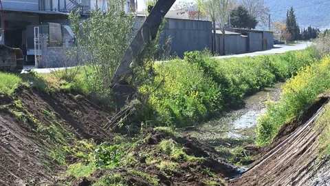 Akhisar'da Dere Hattı Temizliği Devam Ediyor