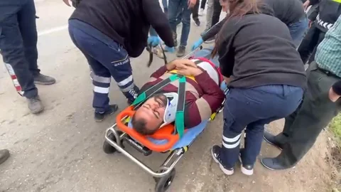 Isparta'da Elma Yüklü Çekici Devrildi