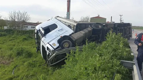 Edirne'de Tır Devrildi