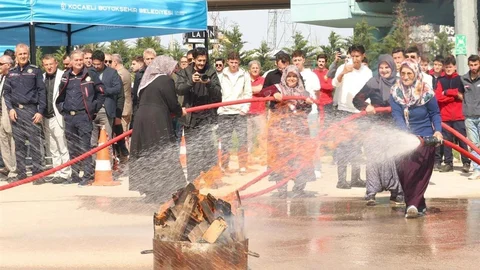 Kocaeli'de Kadınlardan Yangın Müdahalesi