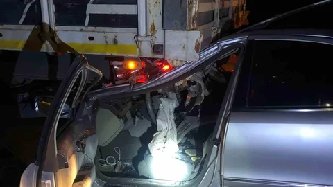 Otomobil Tıra Çarptı, Muhtar Yaralandı