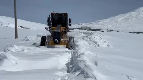 Bitlis'te Kapanan Köy Yolları Açıldı