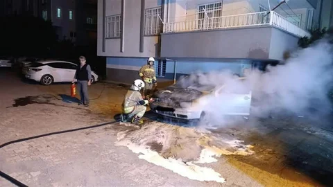 Dörtyol'da Park Halindeki Araç Yandı