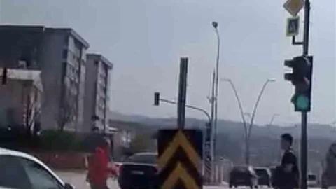 Bursa'da Kırmızı Işıkta Yola Atlayan Genç