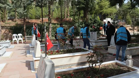 Tokat'ta Şehitlikte Temizlik Çalışması