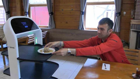 Edirne’de Yapay Zeka Destekli Robot Garson Hizmete Girdi