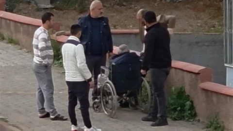 Yaşlı Babasına Sert Çıkan Gencin Başına Gelmeyen Kalmadı