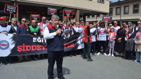 Balıkesir'de Eğitim-Bir-Sen Protesto Düzenledi