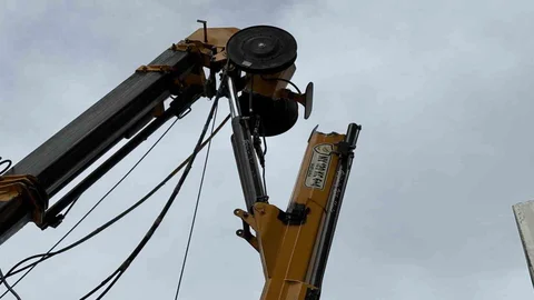 İzmir'de İnşaat Kulübesine Vinç Düştü