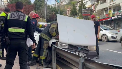 Kocaeli'de Otomobil Bariyerlere Çarptı