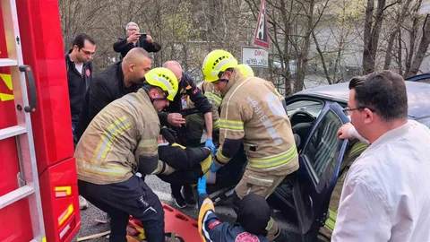 Bursa'da Otomobil Bariyerlere Çarptı