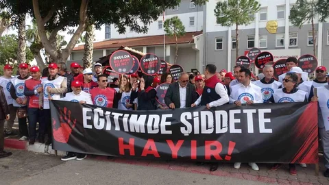 Antalya'da Okullara Yönelik Saldırılar Protesto Edildi