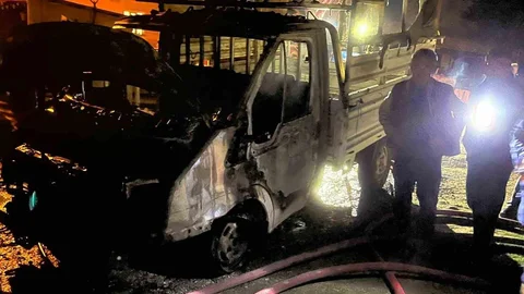 Çorum'da Park Halindeki Kamyonet Yandı