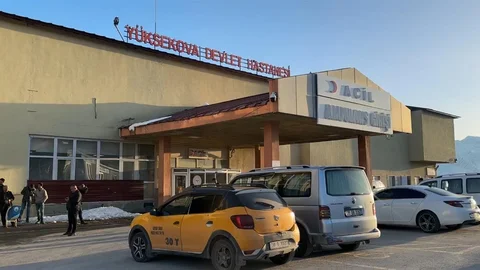 Yüksekova'da 12 Öğrenci Zehirlenme Şüphesiyle Hastaneye Kaldırıldı
