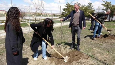 Van'da Geleceğin Diplomaları Ağaç Dikti