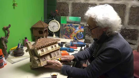 Emekli Ahşap Maket Ev Yapıyor