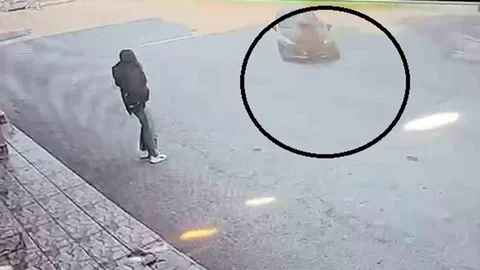 Kadına Otomobil Çarptı, Kaza Kamerada Görüntülendi