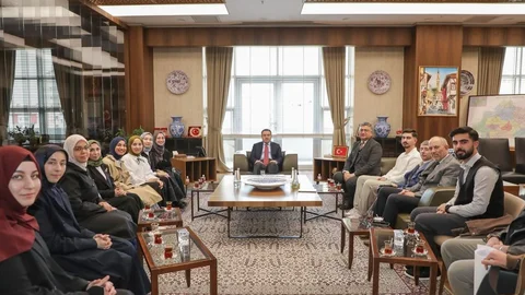 Kütahya'da Vali Işın Üniversite Öğrencilerini Karşıladı